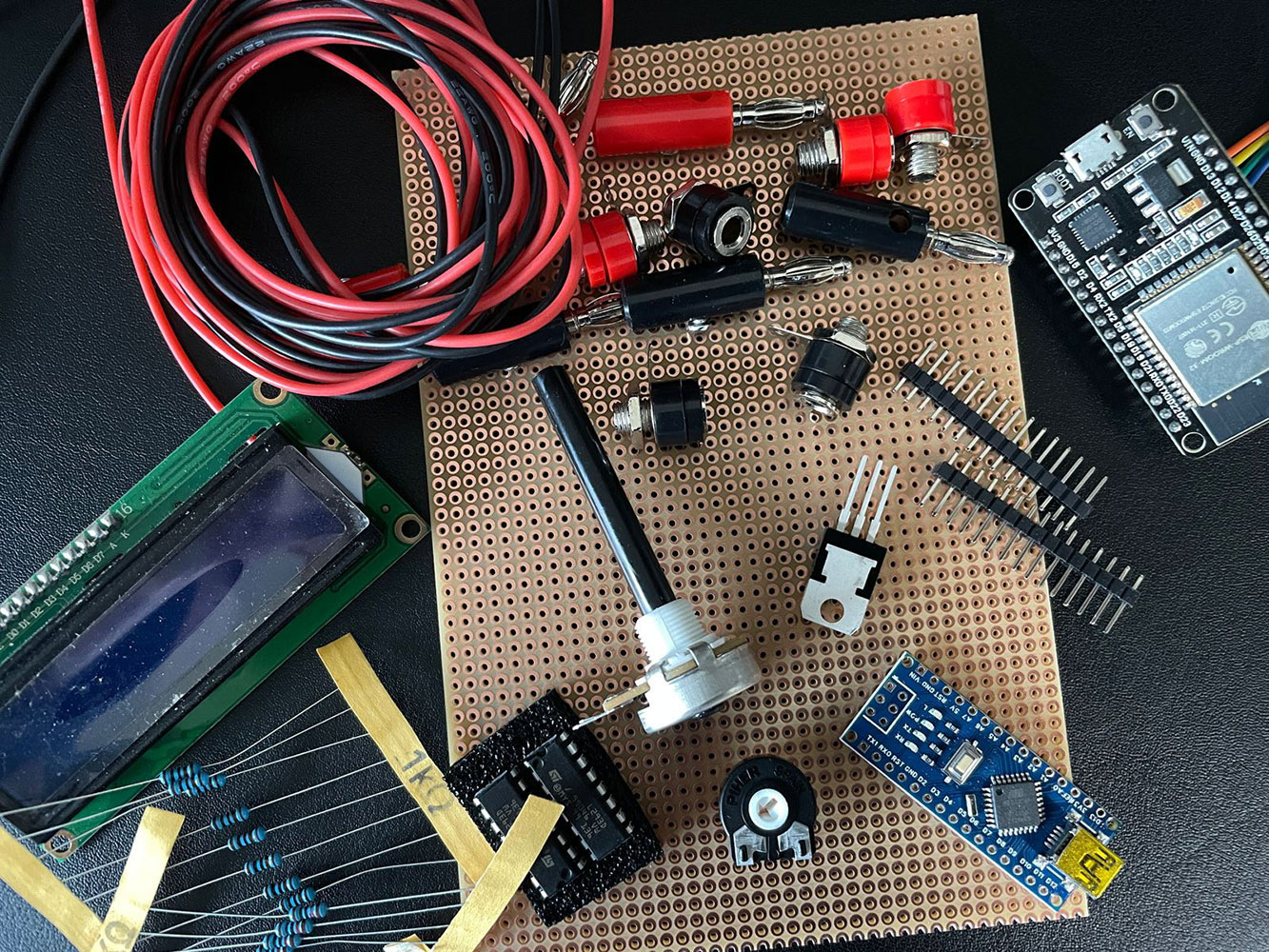 Bauteile für einen Silberwasser-generator mit Mikrocontroller und Display.